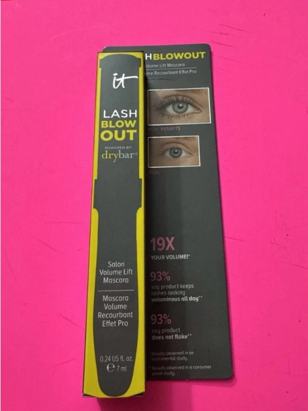 it cosmetics Lash Blowout Mascara in Black with Pink Backdrop